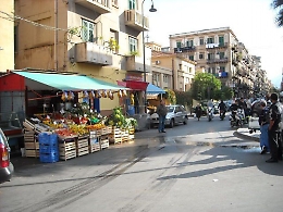 Poliziotti fermano rapinatori: aggrediti dalla folla e banditi "liberati"