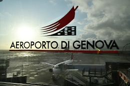 L'auto sfonda barriere pista aeroporto e cade in mare: un morto