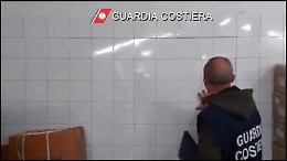 Dietro la porta segreta del market tonnellate di prodotti non tracciabili