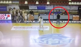 Schiaffo alla ragazzina che sbaglia un tiro: bufera sull'allenatore di basket