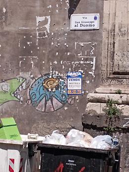 Cassonetti maleodoranti vicino al Duomo di Catania