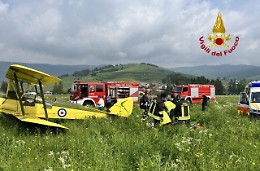 Colpito da infarto mentre pilota un biplano riesce ad atterrare e muore