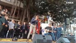 Falcone, Morandi canta "Un mondo d'amore" davanti all'albero