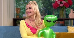 Emanuela Rose: «Ho un fidanzato alieno e faccio sesso con lui»