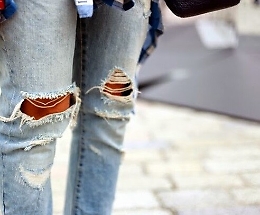 Studentessa a scuola con i jeans strappati, vicepreside glieli "cuce" con lo scotch