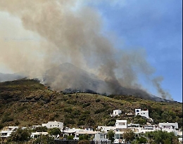 Stromboli, l'ira dei residenti: «Incendio appiccato per girare una scena della fiction tv»