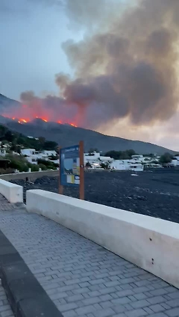 Stromboli, l'incendio non è ancora domato e ora si teme per alcune villette