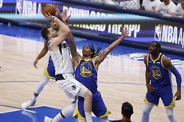 Playoff Nba: Warriors ko 119-109, Dallas evita cappotto