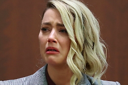 Depp contro Heard, Amber piange, lui sghignazza. In ballo 50 milioni di dollari