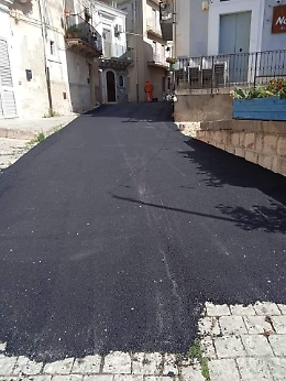 Ragusa, scempio a Scicli: asfaltate le antiche basole