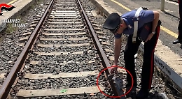 Pietre e tubi in ferro sui binari per "sviare" i treni: denunciati 6 ragazzini