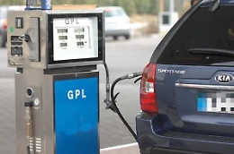 La bombola di gas per cucina riempita nella stazione di servizio: follia a Caltagirone