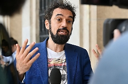 La pazza idea: l’ex M5S Dino Giarrusso "abbraccia" Cateno De Luca