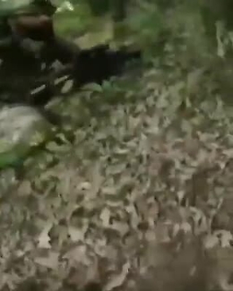 Come in un videogames: così gli ucraini distruggono un blindato russo