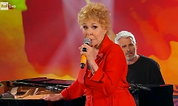 Ornella Vanoni a 87 anni canta e incanta con un "Sorriso dentro al pianto"