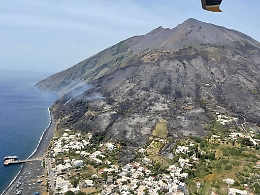 A Stromboli sentieri per escursioni fuori uso dopo l'incendio: guide sospendono attività
