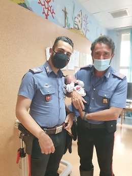 Neonato abbandonato a Catania: era in una cesta dietro un muretto e aveva ancora il cordone ombelicale