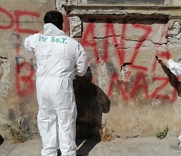 "Speranza boia nazi": l'"accoglienza" dei no-vax al ministro della Salute a Palermo