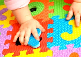 "Vergogna" inciso sulla pelle di una bimba cinese, sgomento a Roma