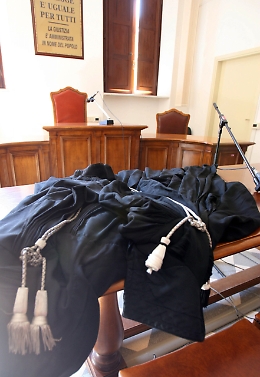 Obbliga I figli a rasarsi capelli con stemma Juve: rischia processo