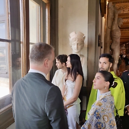 Uffizi: Dua Lipa a Firenze per scoprire i tesori della Galleria