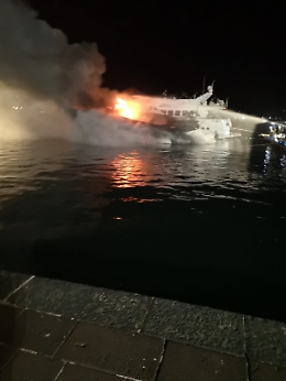 Siracusa, prende fuoco e affonda uno yacht dentro il porto Grande: un intossicato