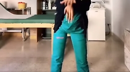 Giovane dottoressa balla in ospedale e posta video su Tik Tok: Asp apre indagine
