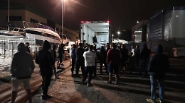 Caro Gasolio: Ancona, pescatori bloccano tir pesce estero