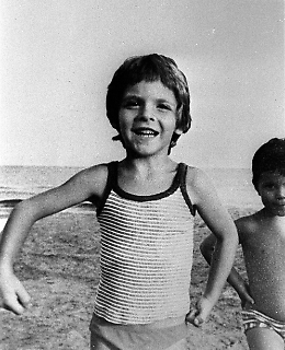 Profanata tomba di Alfredino Rampi, svastiche sulla lapide