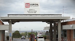 Nella notte l'Ue mette l'embargo sul petrolio russo, una “mazzata” per l'Isab-Lukoil di Priolo