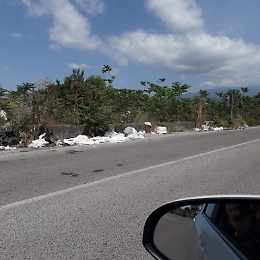 San Giovanni La Punta (Ct): strada trasformata in discarica abusiva