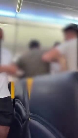 Rissa sul volo Ryanair Genova Napoli per colpa di una tendina