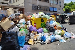 Catania discarica a cielo aperto: cassonetti stracolmi e differenziata in affanno