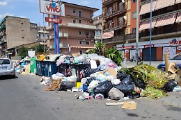 Emergenza rifiuti a Catania, il Comune ai cittadini: «Non bruciate e non gettate spazzatura»