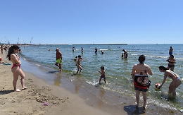Il gran caldo spinge tutti al mare: spiagge affollate a Catania