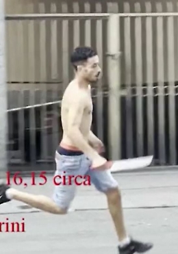 Torino, giovane insegue coetaneo con un machete in strada