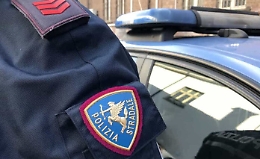 Incendio lambisce un distributore di benzina lungo la Tangenziale: la Polizia spegne il rogo