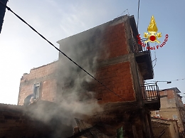 Palagonia, da incendio di sterpaglie danni a tre case e un intossicato