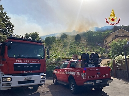 Etna, incendio a Mompilieri minaccia anche le antenne della Ingv