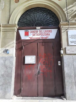 «Sindacati nazisti, Landini nazista»: scritta comparsa sul portone della Cgil di Palermo