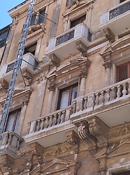 Il bonus facciate mette a rischio il barocco catanese: "Palazzo dell'800 dipinto come una torta alla panna"