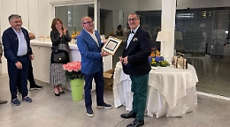 Prima la festa poi l'amara sorpresa: per il cerimoniere del Comune la pensione puo' attendere