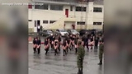 Colombia, la sfilata della donne in costume alla parata militare