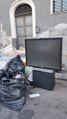 A Catania si passeggia tra la spazzatura
