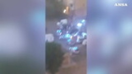 Maxi rissa tra inquilini, sessanta persone in strada con bastoni e spranghe