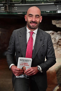 Vaccini, Bassetti aggredito da no-vax in un locale notturno