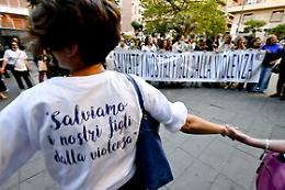 Poliziotto in borghese tenta di sedare lite di baby gang: aggredito