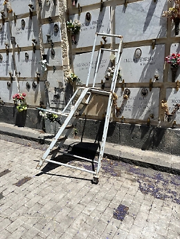 Catania: salti mortali per deporre i fiori al cimitero