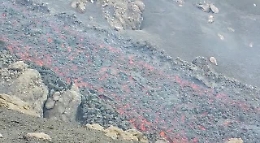 Eruzione dell'Etna, ad un passo dalla lava che scorre nella Valle del Bove