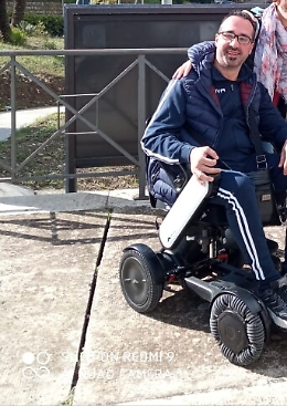 Odissea per un disabile: «Ho aspettato 3 ore per votare, rimbalzato da un seggio all'altro»